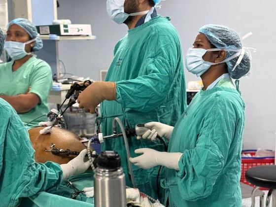 Dr. Vikeerna Bharti performing laparoscopic surgery Ranchi